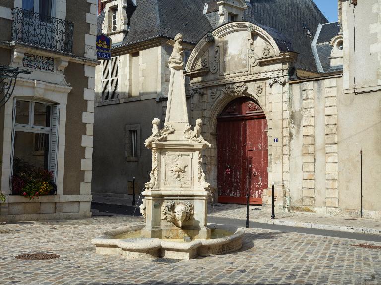 Vue générale de la fontaine sur la place des Quatre-Piliers.