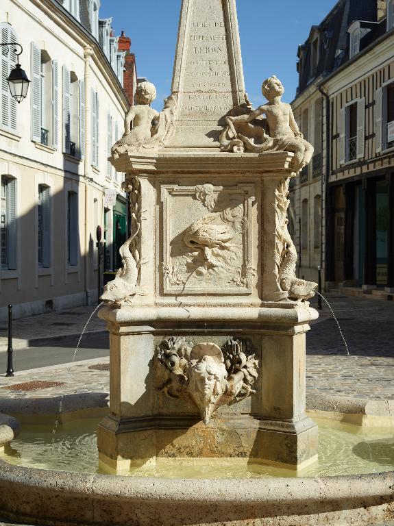 Détail de la partie basse : bassin, socle portant bouche et relief.