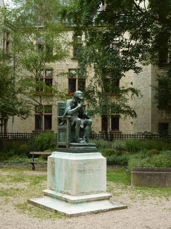 Vue générale du monument : statue et socle.