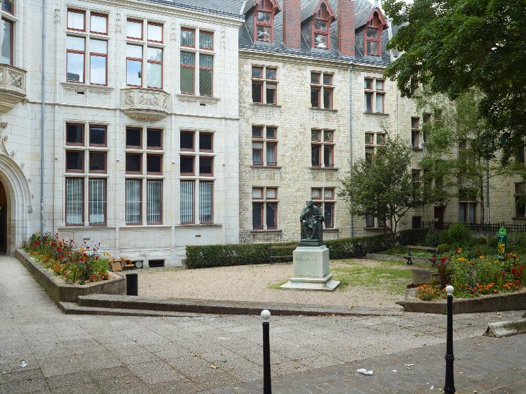 Vue générale du square de la Poste.
