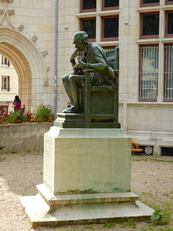 Vue de profil du monument.