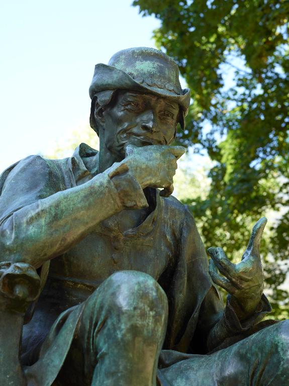 Détail à mi-corps de la statue.