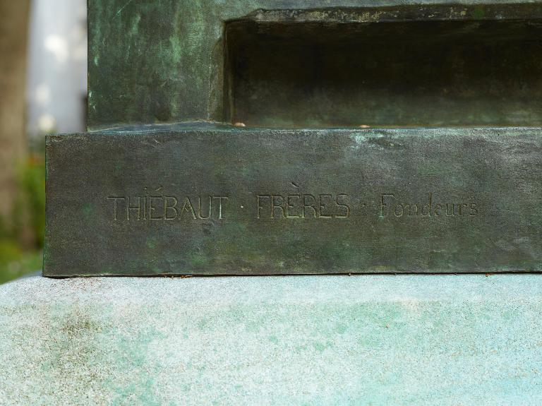 Détail de la marque de fondeur sur la plinthe gauche : "THIEBAUT FRERES FONDEURS".