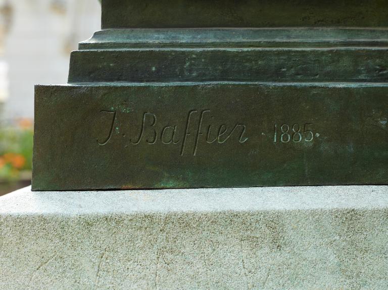 Détail de la signature et de la date sur la plinthe droite : "J. BAFFIER 1885".