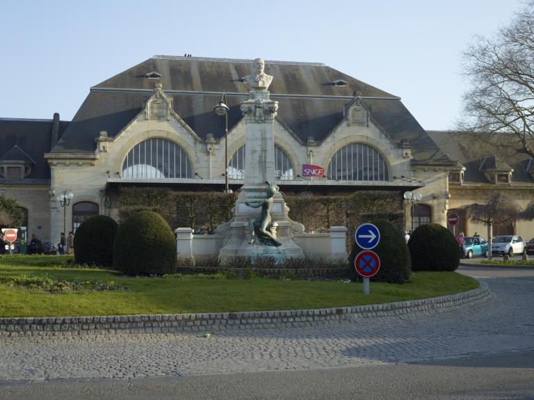 Vue générale avec la gare à l'arrière-plan.