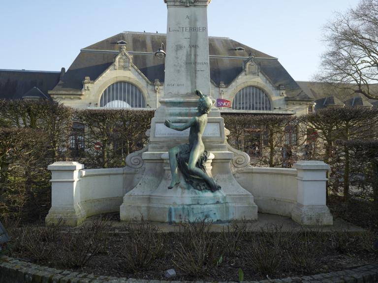 Détail de la base du socle de face.