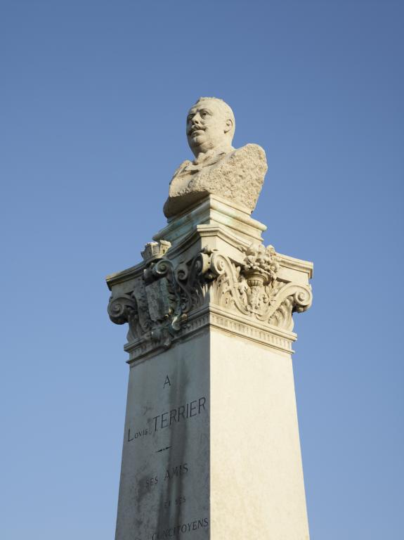 Détail du buste de Louis Terrier.