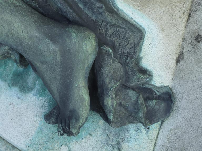 Détail de la signature du sculpteur avec date.