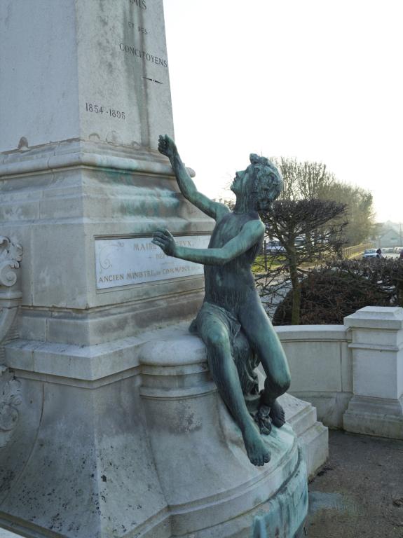 Détail de l'adolescent du socle.