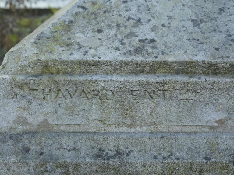 Détail de la signature de l'entrepreneur à l'arrière du monument : Thavard Ent.
