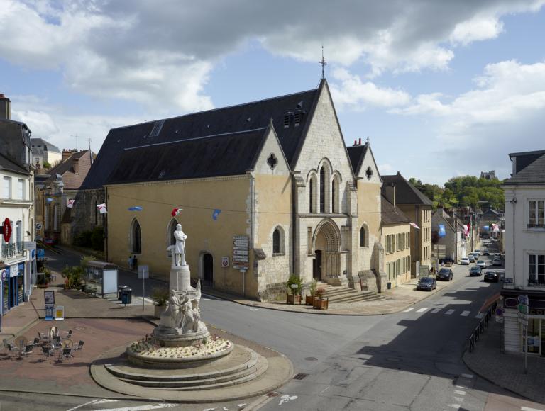 Vue générale avec église Notre-Dame.