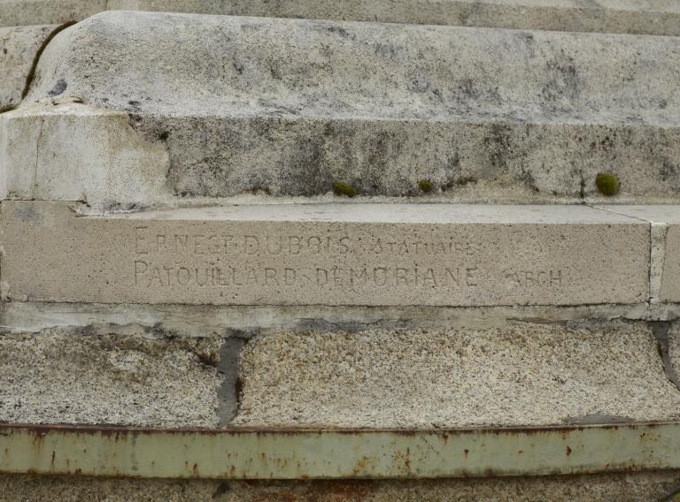 Détail des signatures du sculpteur et de l'architecte sur la base du socle : Ernest Dubois statuaire, Patouillard Demoriane arch.