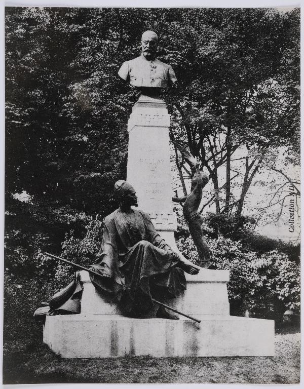 Photographie ancienne du monument avec les bronzes d'origine, enlevés ensuite sous l'Occupation. (Archives municipales de Chartres, Ma 8/8).
