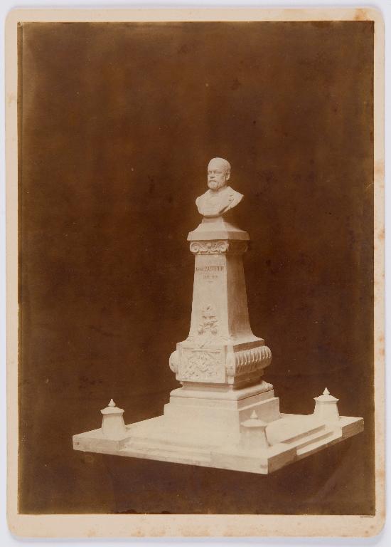 Projet de monument à Louis Pasteur (Paul Richer, 1903, Chartres, place de la République). Photographie ancienne (Archives minicipales de Chartres). ; Projet de monument à Pasteur n°1 : photographie ancienne d'une maquette avec buste sur socle haut. (Archives municipales de Chartres, Ma 8/9).