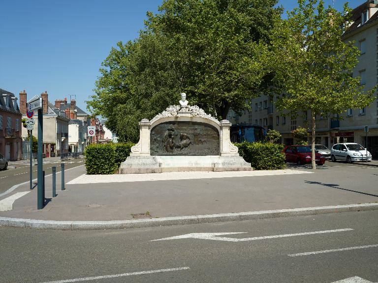 Vue générale sur la place de la République, face à la Préfecture.