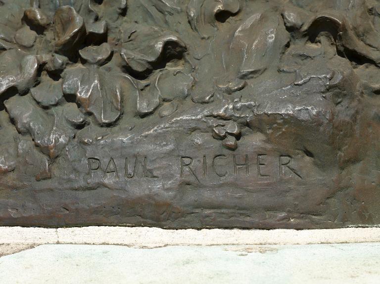 Détail de la signature à la base du relief : Paul Richer.