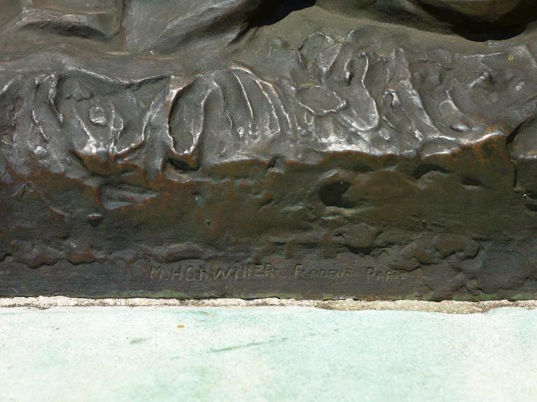 Détail de la marque de fondeur à la base du relief : M. Hohwiller Paris.