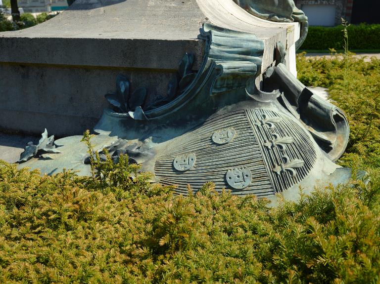 Détail, les armes de Guinée, à l'arrière du socle.