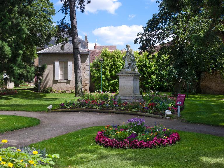 Vue générale du square George-Sand avec le monument.