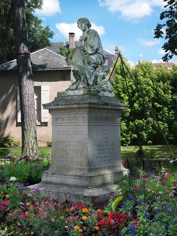 Statue de George Sand exposée à La Châtre. ; Vue générale du monument de trois quarts droite.
