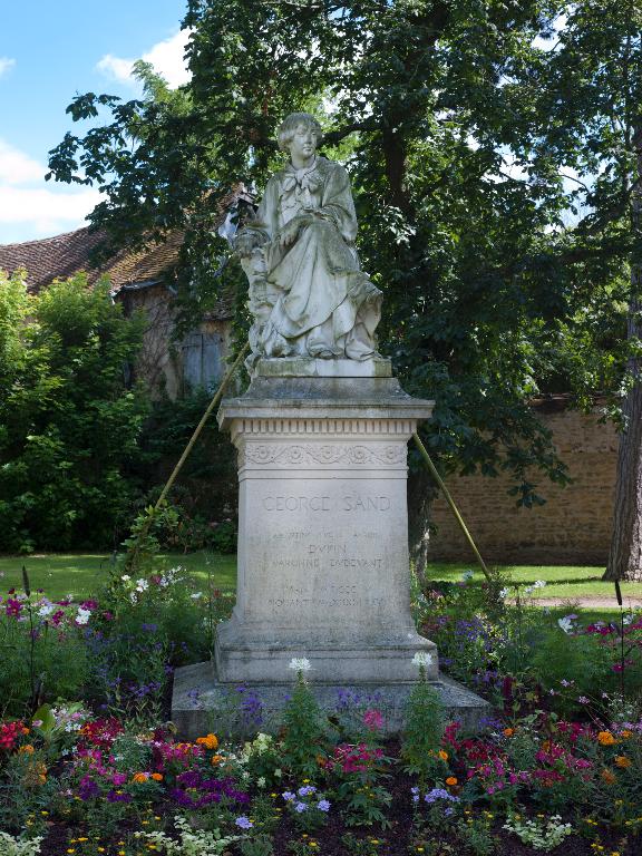 Vue générale de face du monument.