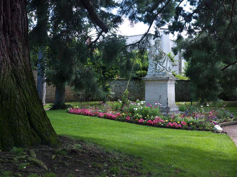 Vue générale du square George-Sand avec le monument de profil.