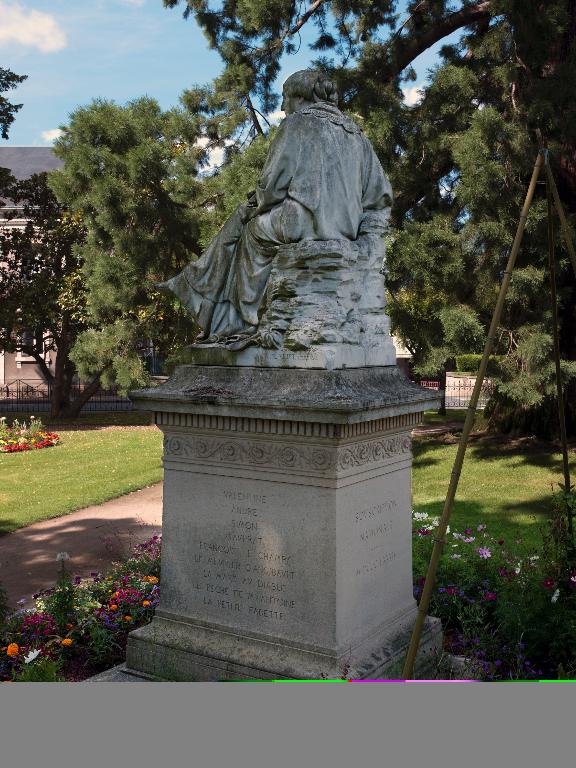 Vue générale de trois quarts arrière du monument.