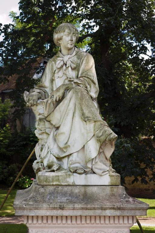 Détail de la statue de face.