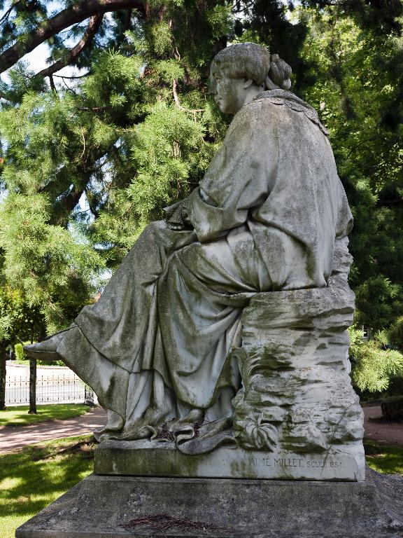 Détail de la statue de profil, avec la signature sur la plinthe droite : "AIME MILLET SCULP. 1884".