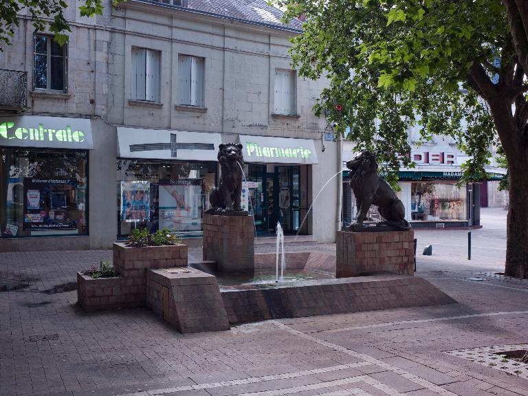 Vue d'ensemble de la fontaine avec les deux lions (place du 10-juin-1944).