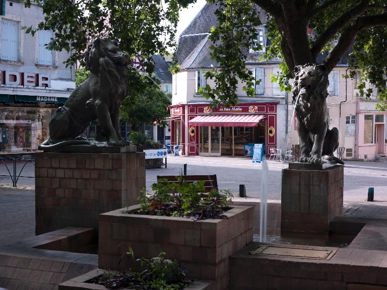 Vue d'ensemble des deux lions de face (place du 10-juin-1944).