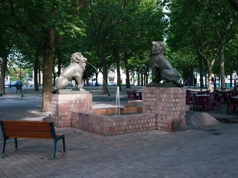 Vue d'ensemble arrière des deux lions (place du 10-juin-1944).