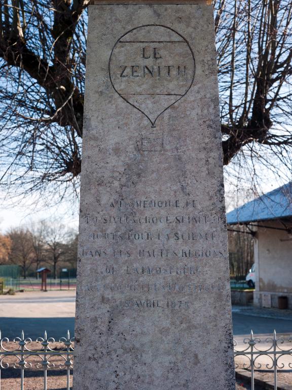Détail des inscriptions du corps de l'obélisque, avec le dessin d'un aérostat.