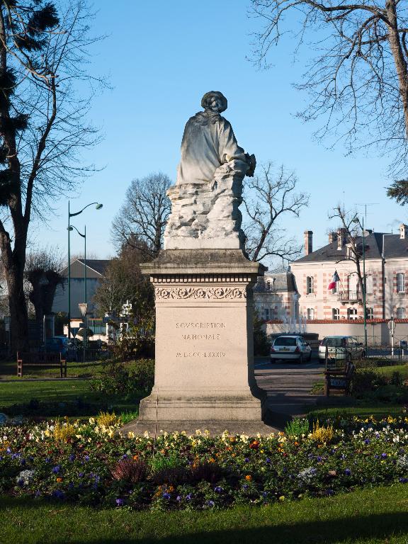 Vue générale arrière du monument avec l'inscription sur le socle : "SOUSCRIPTION/ NATIONALE/ MDCCCLXXXIV".