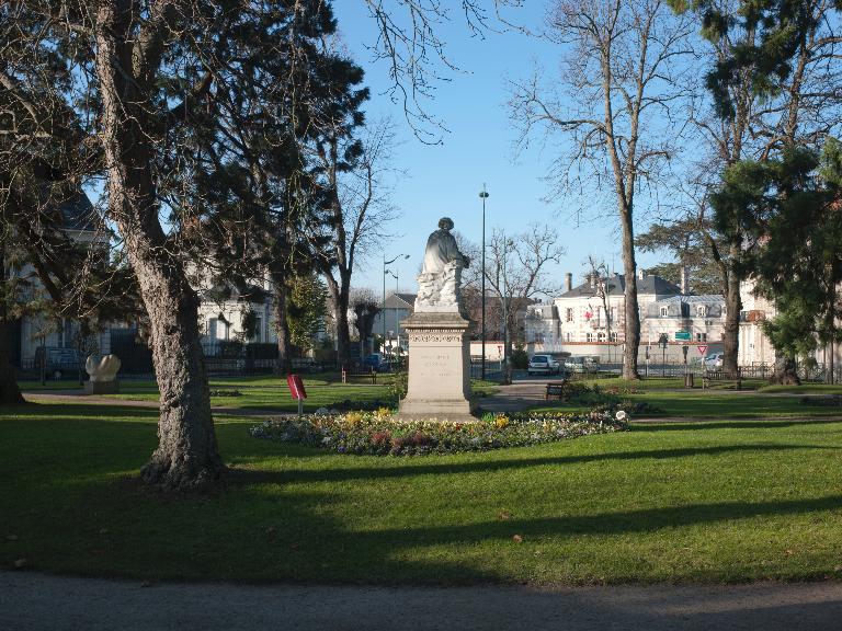 Vue générale du square depuis la face arrière du monument.