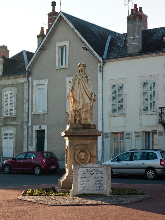 Vue d'ensemble de la statue de face.