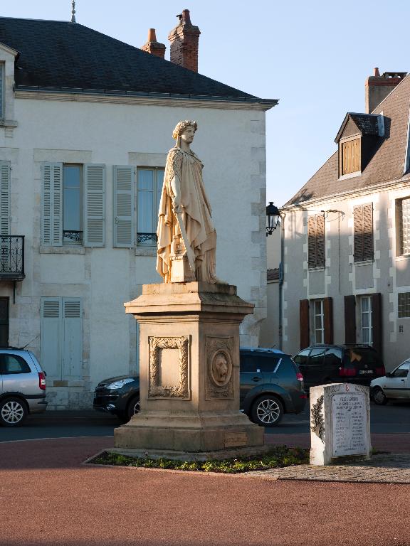 Vue d'ensemble de la statue de trois quarts gauche.