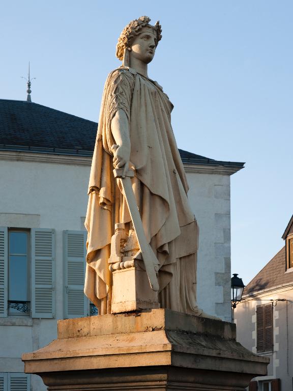 Vue d'ensemble de la statue de trois quarts gauche.
