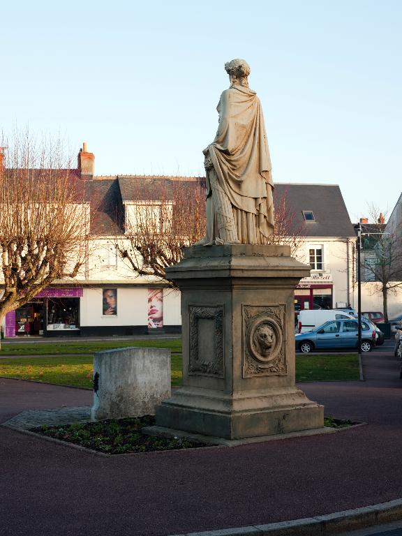 Vue d'ensemble de la statue de trois quarts arrière.