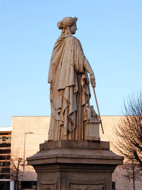 Vue  d'ensemble de la statue de trois quarts arrière.