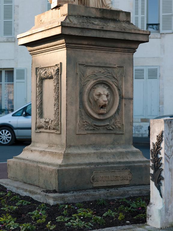 Vue d'ensemble du piédestal. Sur la plinthe en bas, plaque portant la date d'inauguration : "14 JUILLET 1891".