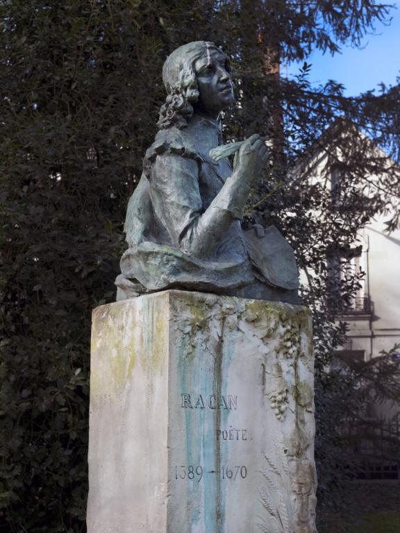 Détail : le buste.