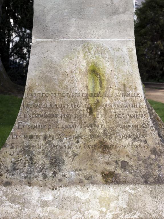 Détail : les inscriptions du socle côté ouest.