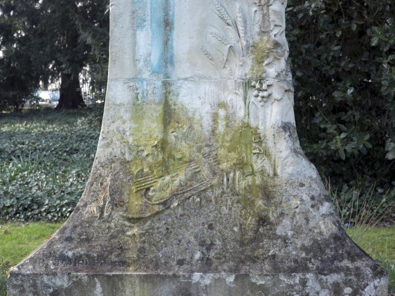 Détail de l'ornementation sur le socle (face).