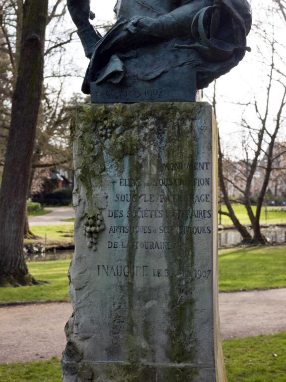 Détail du buste côté est : signature du sculpteur et date à la base du buste ; inscriptions sur le socle.