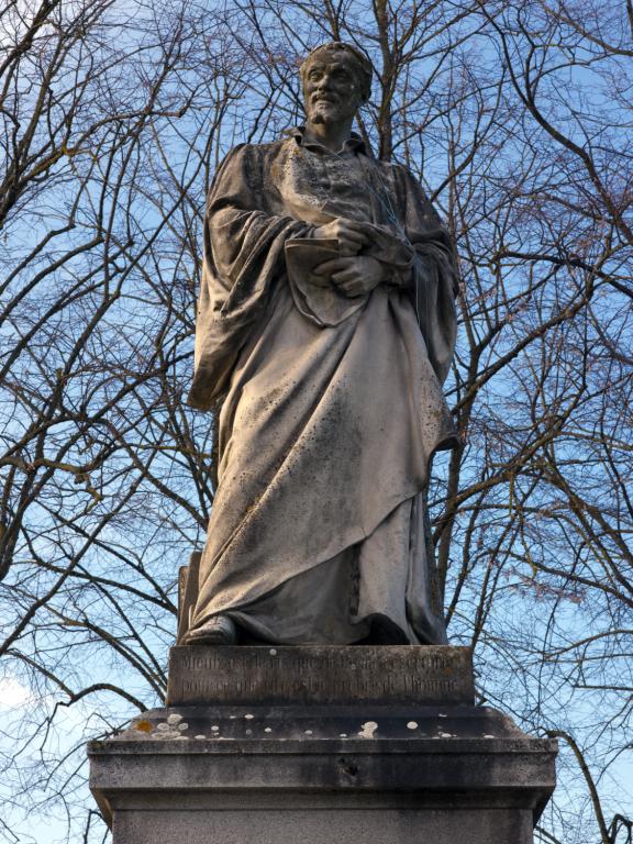 Vue de la statue de face.