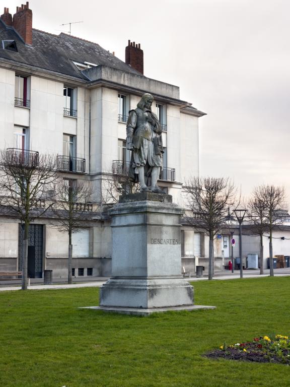 Vue générale de trois quarts droit.