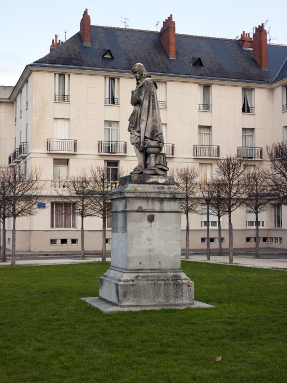 Vue de profil gauche.