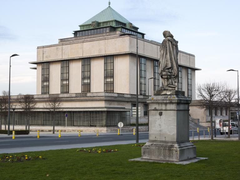 Vue de trois quarts arrière avec la bibliothèque municipale en arrière-plan.