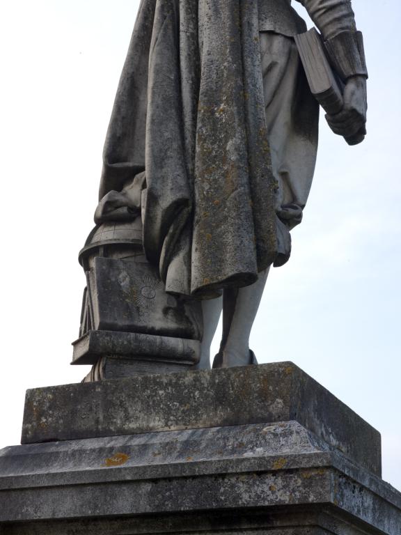 Détail de l'arrière de la statue.